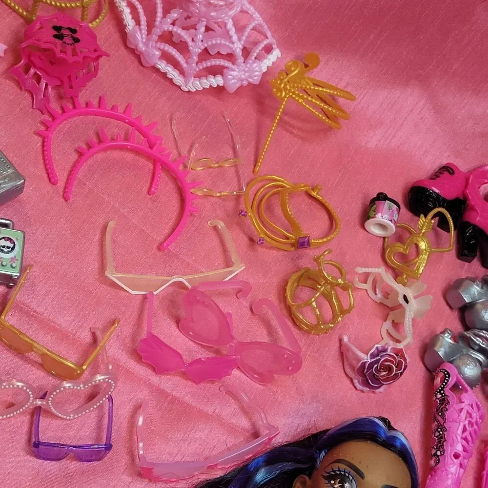 Monster High Dolls and Accessories Clothes Purses Earrings Luggage Balloons G3